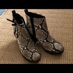 Mix No. 6 Cooya boot Black/White NIB Sz 6